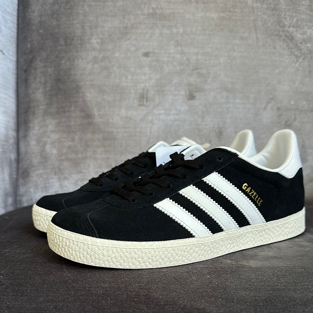 Adidas Black and White Sneakers Timeless Design
